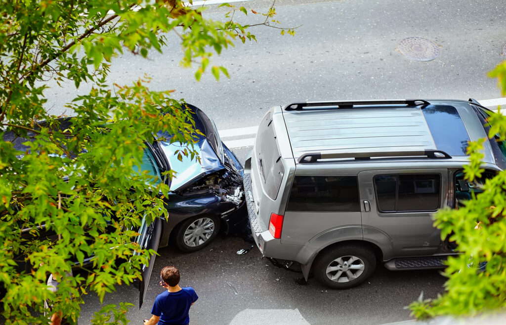 Photo d'un accident de la route entre deux voitures