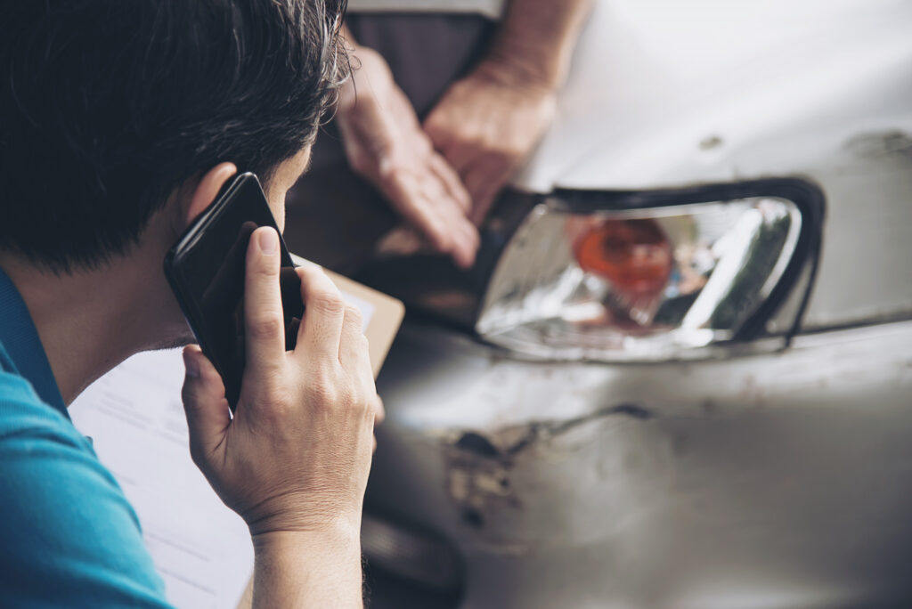 Homme téléphonant à son avocat après un accident de la route