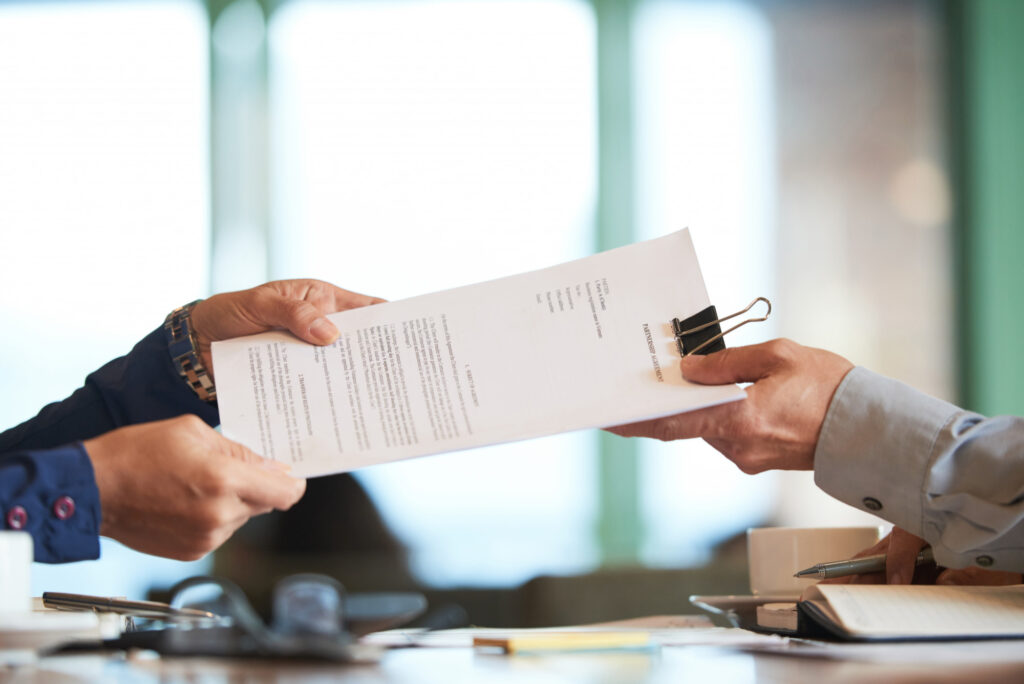 Photo illustrative - Avocat remettant un dossier aide juridictionnelle à son client