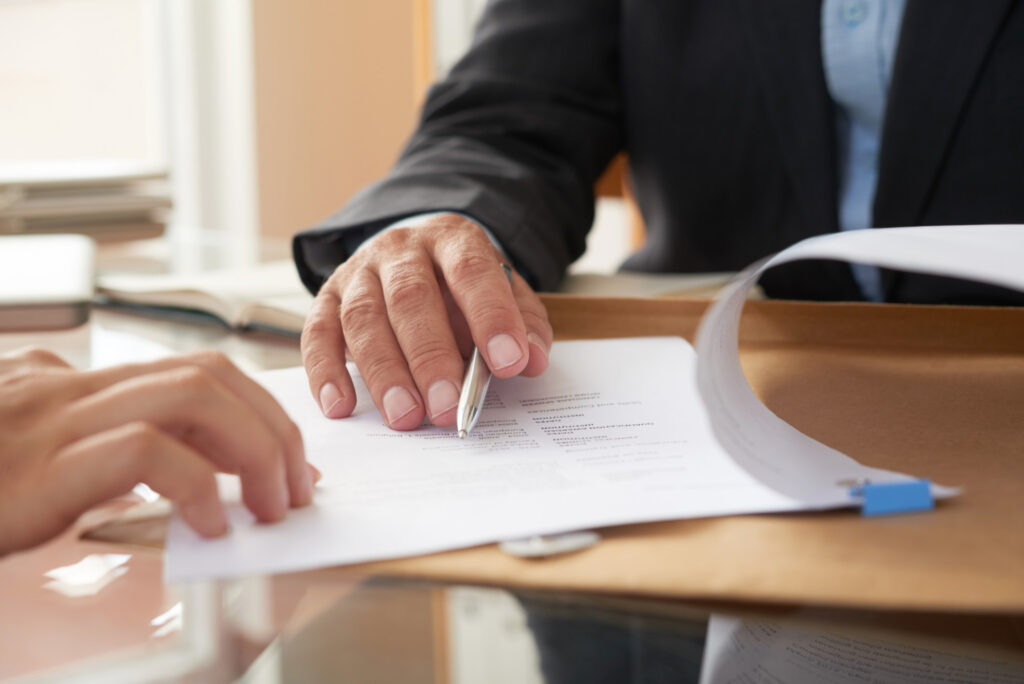 Photo illustrative d'un avocat relisant un dossier aide juridictionnelle pour l'accompagnement de son client