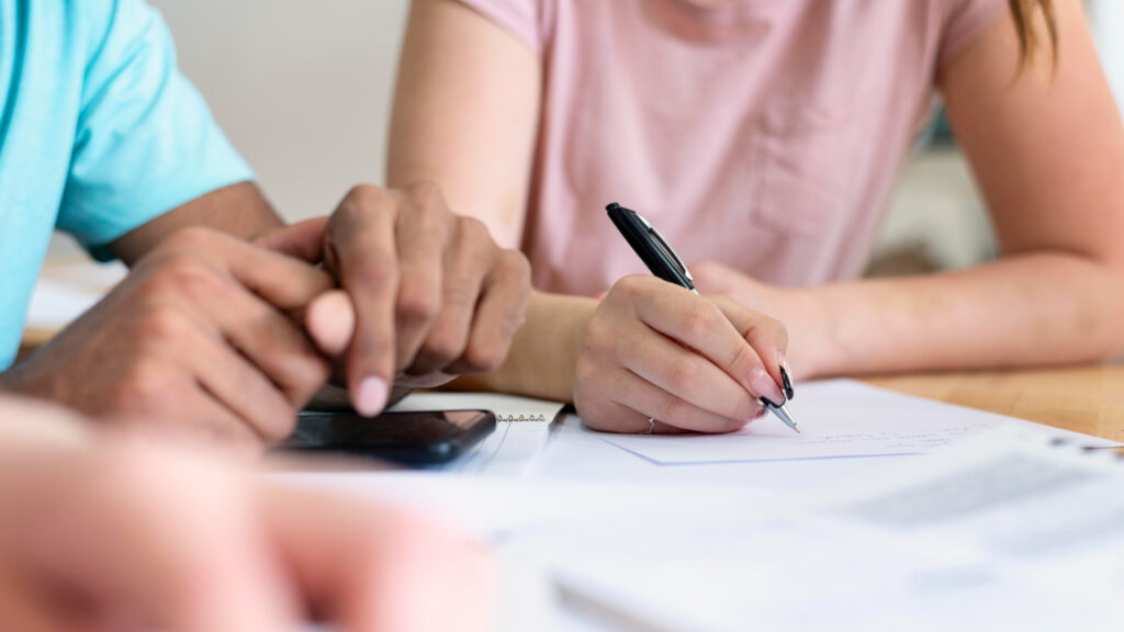 Image illustrative d'un médecin conseil écrivant son rapport en présence de son patient