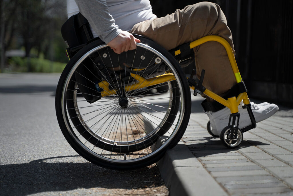 Image illustrative d'une personne en situation de handicap avec son fauteuil roulant