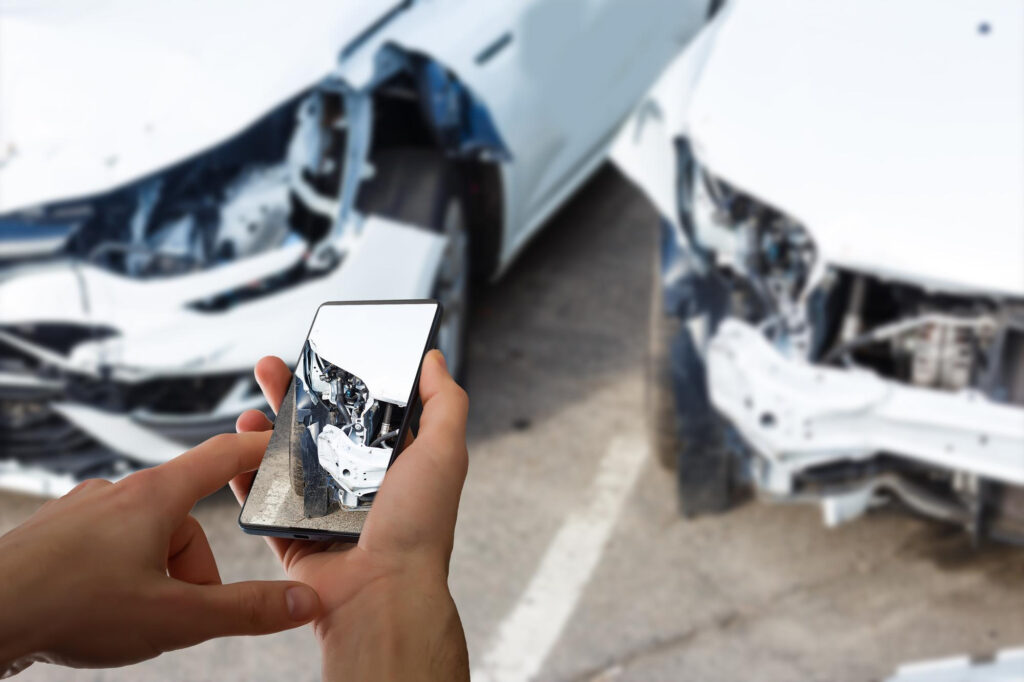 Smartphone avec photo des dégâts après un accident de la route