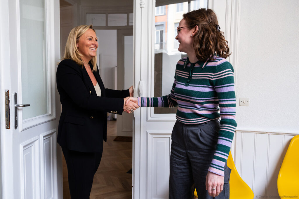 avocate maitre opovin lille calais recevant une cliente