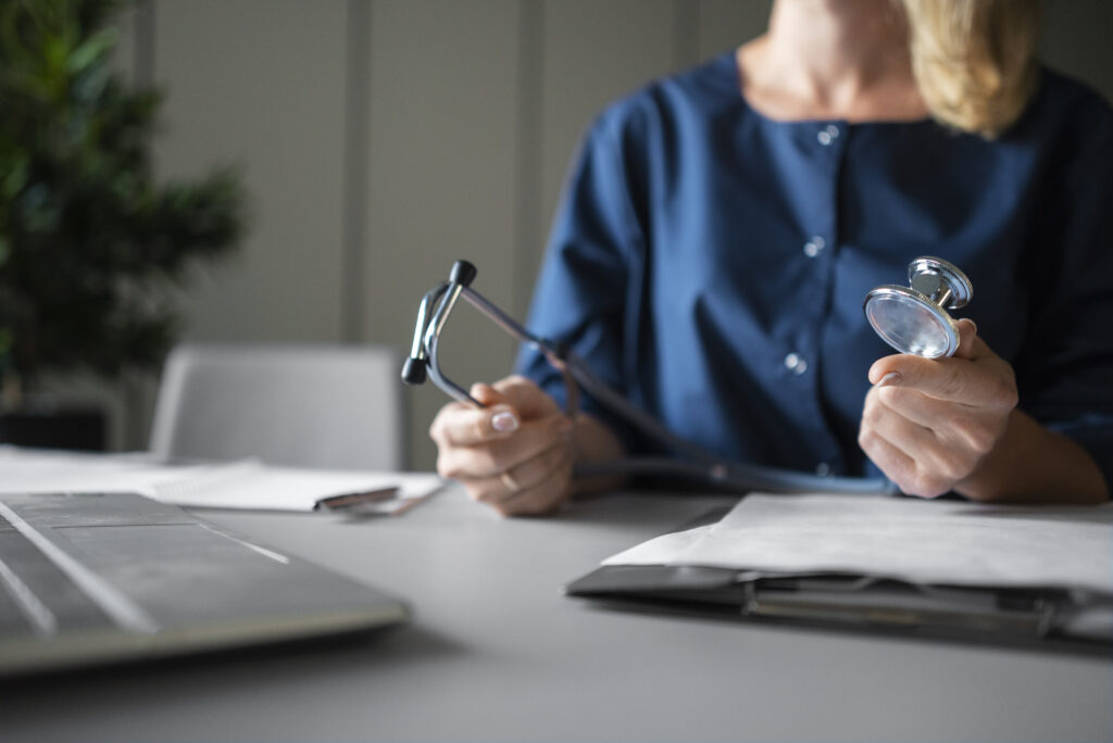 responsabilité médicale : médecin donnant explication à un patient